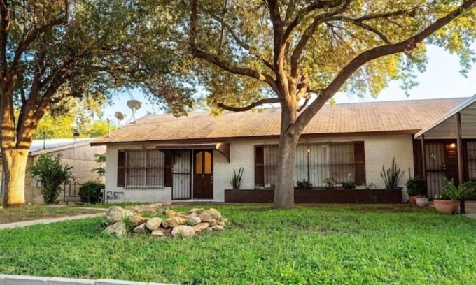 Eastern Division House | The Laredo Home - 3 bed home in a quiet and safe neighborhood