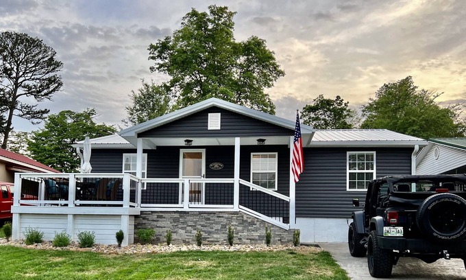 Rutledge Cottage | The Lazy Lure 3 bedroom with lake views