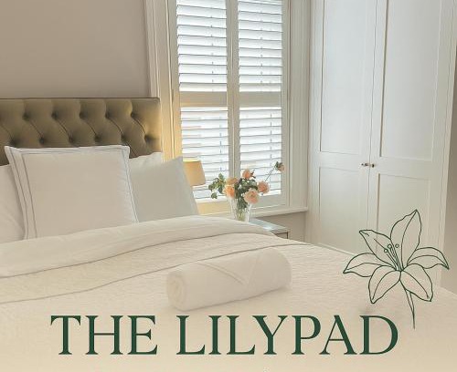 Cheltenham House | The Lily Pad - Boutique Townhouse, a short walk to Town Center and Racecourse