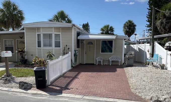 Tarpon Springs Apartment | The Little Efficiency.