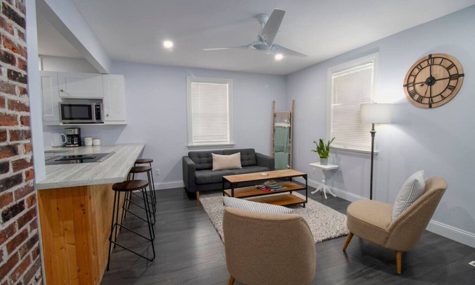 Midland House | The Little Lake House-Cozy 2Bdrm