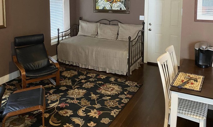 Lockhart Bed & Breakfast | The Lockhart Courthouse View on the Square 20 min. to ABIA & CotA; BBQ & Music