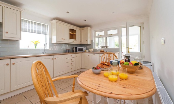 Aldringham Cottage | The Lodge, Aldringham - sleeps 4 guests in 2 bedrooms