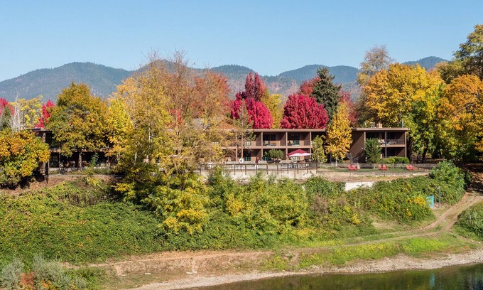 Grants Pass Hotel | The Lodge at Riverside
