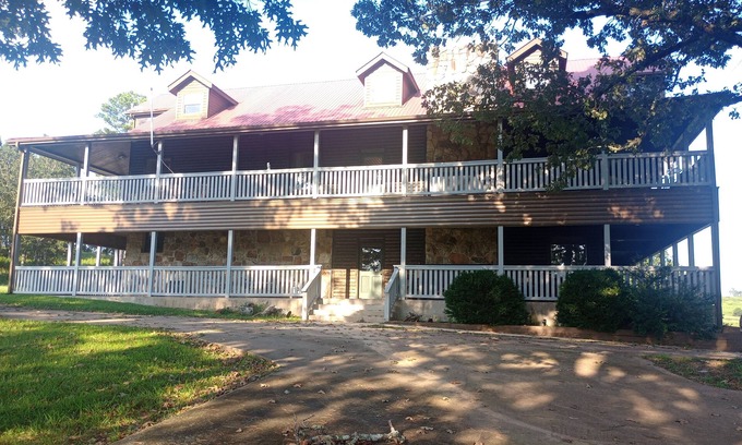 Montier Cabin | The Lodge @ Stormy Mountain Ranch Close drive to Emience and surrounding springs
