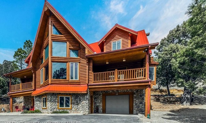 Ruidoso Cabin | The Log Out Lodge, formerly Heaven's Peak, is a 5-bedroom cabin near Midtown