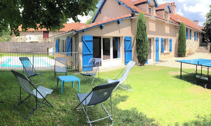 Vailhourles House | The longère de Mayrinhac with its private swimming pool