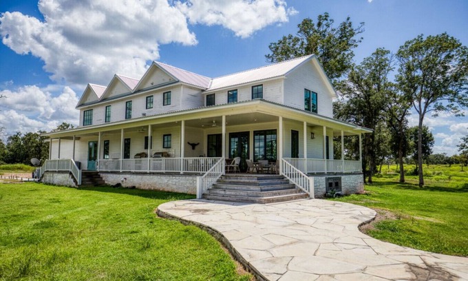 Round Top House | The Longhorn: Luxurious Texas Getaway in Round Top
