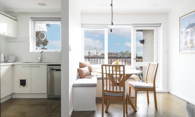 St Kilda Apartment | The Lookout Sunny St Kilda Contemporary