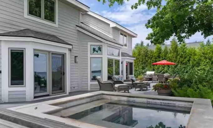 Charlevoix House | The Luxe Lake House