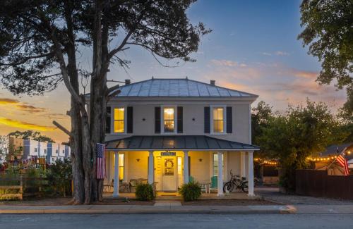 Issue House | The Lyellton House: Water View, Steps from Beach