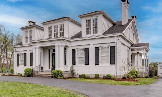 Nazareth House | The Manhattan Manor in Bardstown, Kentucky is minutes from the Bourbon Trail.