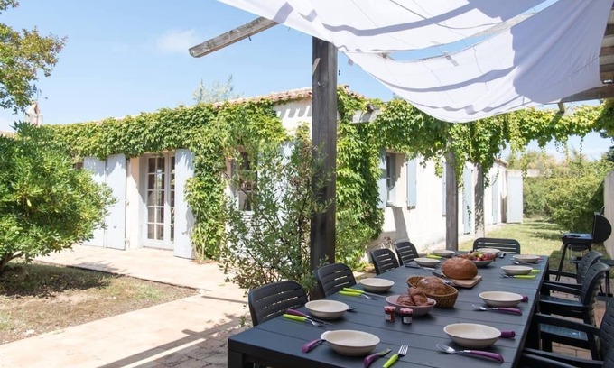 Ile-d'Aix Villa | The Marais Aixois for 13 people