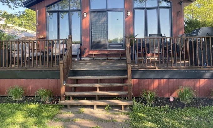 Henryville Cabin | The memory box at the edge of the navigable water