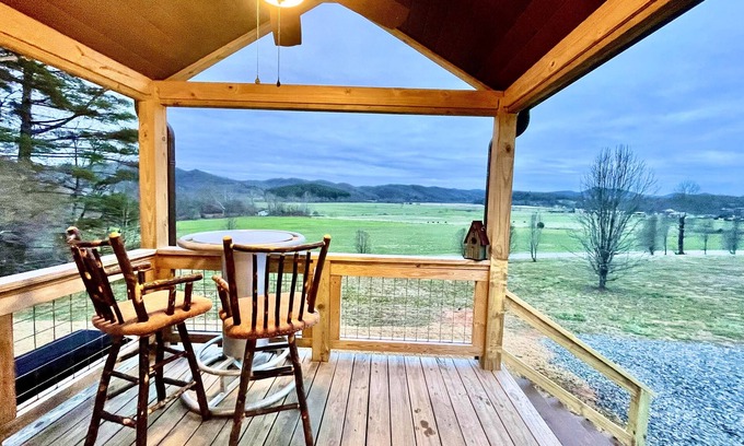 Brevard Cottage | THE MILLION DOLLAR VIEWS, PRIVACY AND EASY ACCESS - ONLY THIS WAY :-)