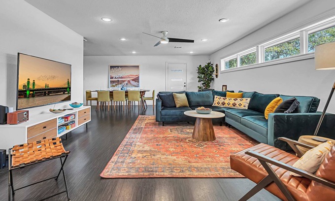 East Riverside House | The Mod Poppy | Large 5BR | 10 Mins to Waco Sights