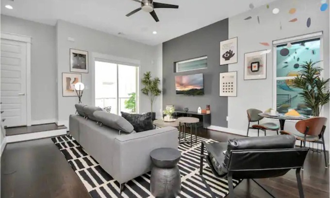 Astrodome House | The Mohr Haus | Walk to NRG Stadium | TMC | 3BR3BA