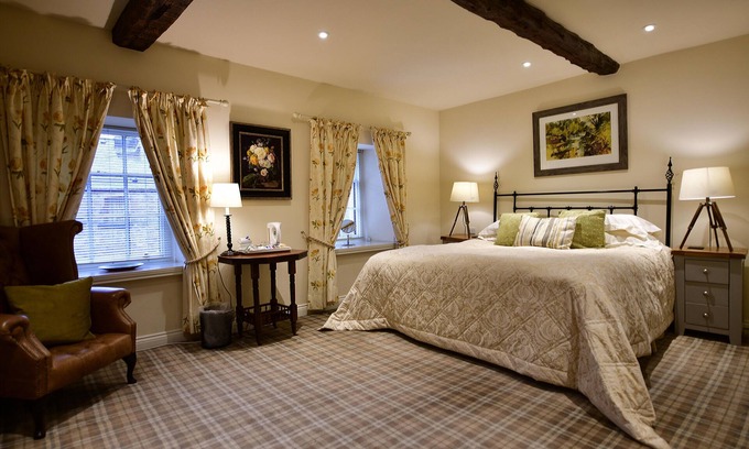 Stoney Middleton Hotel | The Moon Inn at Stoney Middleton