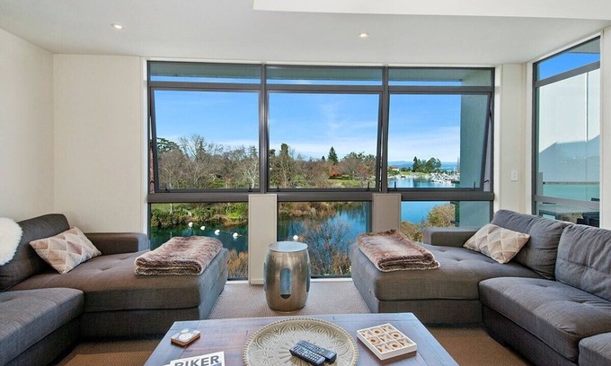 Taupo Cottage | The Mooring - Lake Taupo Holiday Apartment