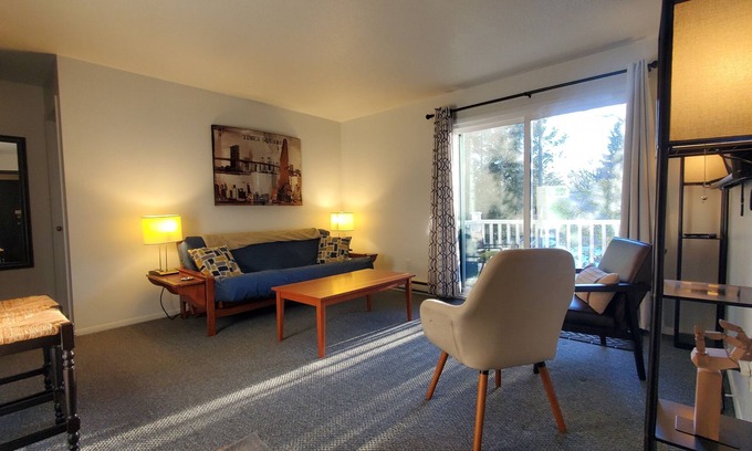 Girard Apartment | The New Yorker 2 Hrs to Pittsburgh, Buffalo 1hr, Cleveland 1hr 15 & Erie 20 Min