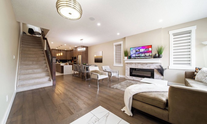 Jasper Place House | The Oasis; Near WEM/DT| Dedicated office | Long stay