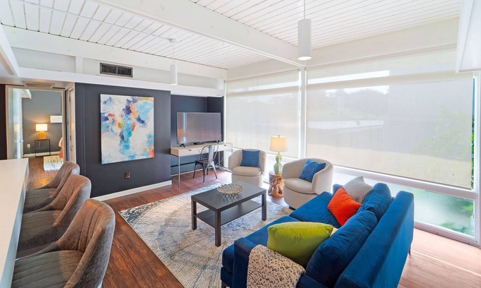 Dawson Apartment | The Obsidian by Lodgewell - Precious Gem on South Congress