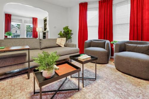 Clintonville House | The Ohio State of Mind 5BR 2BA