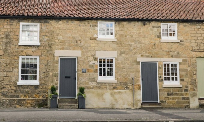 Pickering Cottage | THE OLD CARTWAY, pet friendly, with open fire in Pickering