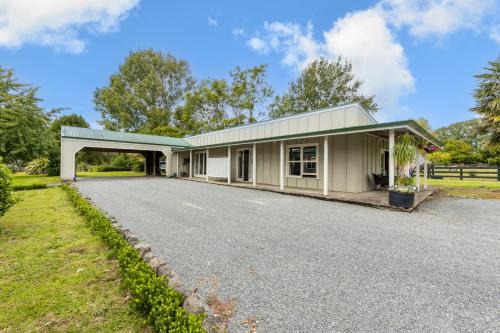 Hunua House | The Olde Store - Hunua Holiday Home