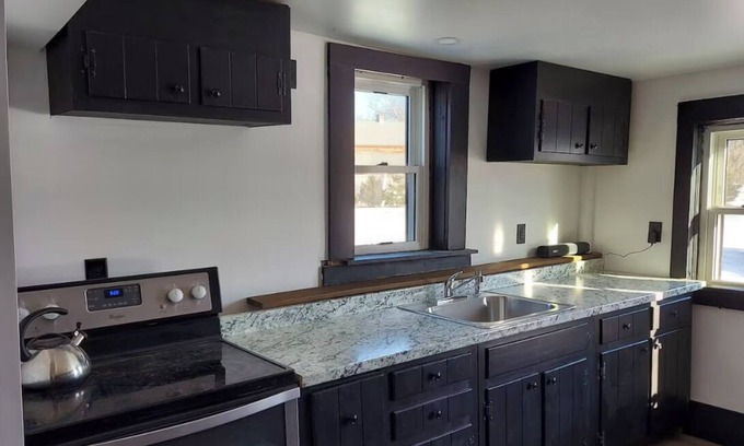 East Granby House | The Olde Tobacco Barn - East Granby close to airport, restaurants & things to do