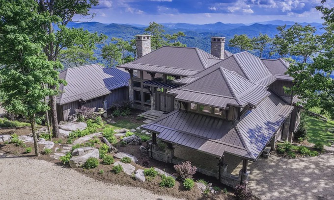 Banner Elk House | The Outside Inn at The Lodges at Eagles Nest.