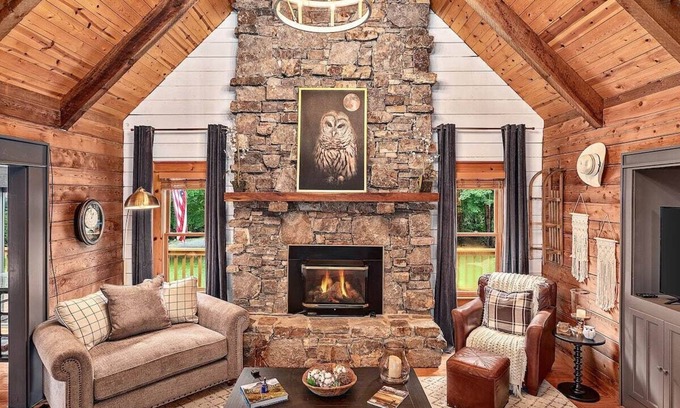 Hendersonville House | THE OWL'S NEST-LUXURY cabin in Hendersonville