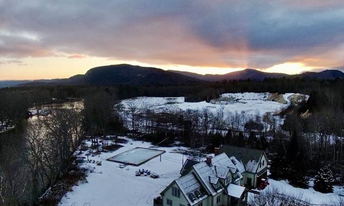 Bethel House | The Paddle House: Riverfront, Rafts, Ultimate Game Room, Hot Tub, Yard Games!