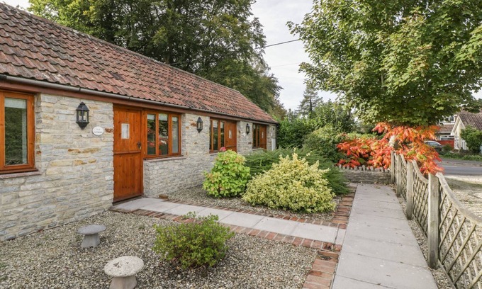 Wookey Cottage | THE PADDOCK, romantic, with a garden in Wells