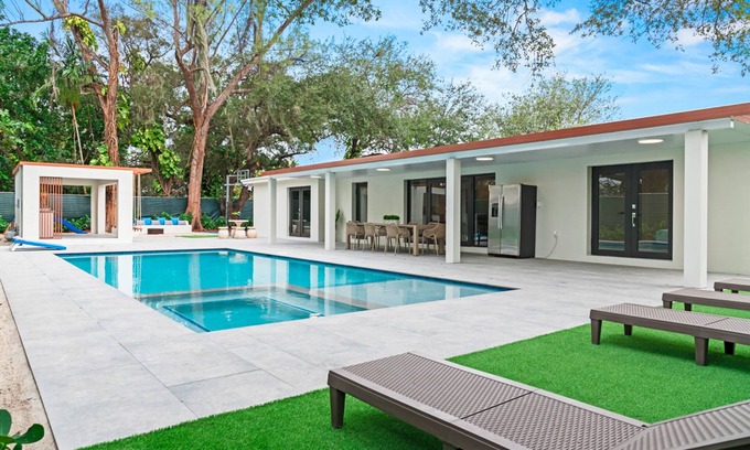 Seybold House | The Palace Pickleball Heated Pool/Jacuzzi game Room