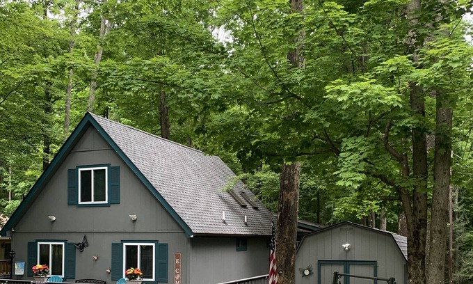 Lake Ariel Ski Chalet | The Palatzio Getaway! Cozy 2 bedroom with oversized Loft Chalet!