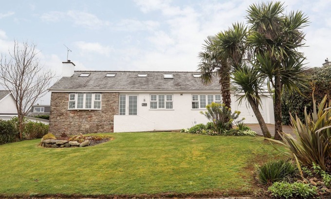 Abersoch Cottage | THE PALMS, family friendly, character holiday cottage in Abersoch