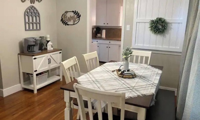 Sulphur House | The Parson's Cottage - Charming, Cozy, Adorable!