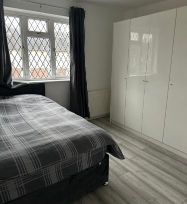 Luton Bed & Breakfast | The Peacock House 7 mins from Luton airport