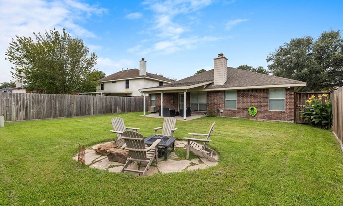 Barker Villa | The Perfect Harmony - Stylish 3BR Retreat w/Easy City Access