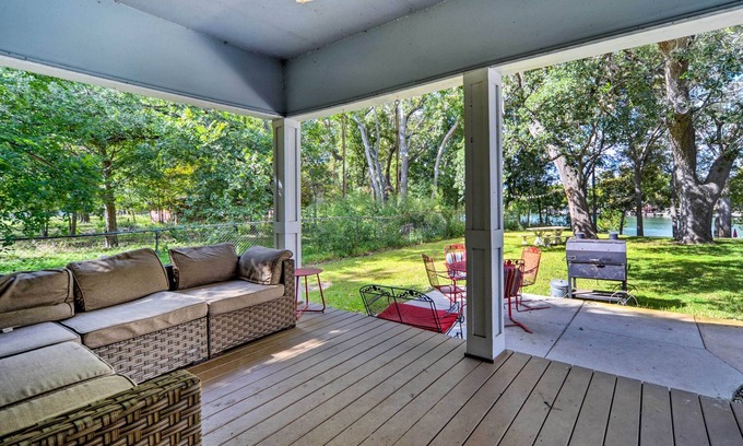 Seguin House | 'The Petite Lake House' in Seguin w/Patio!