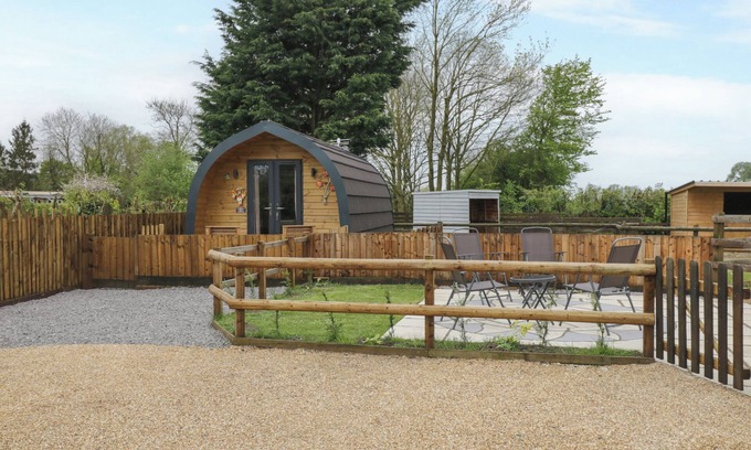 Bushton Cottage | THE PODDY, pet friendly, with a garden in Lyneham