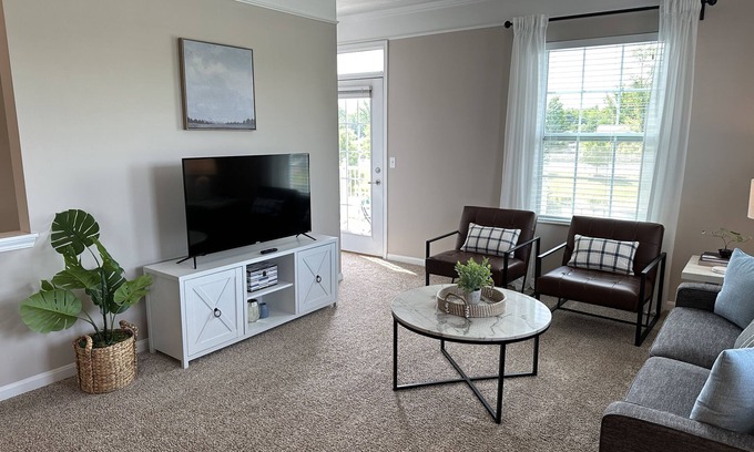 Westerville Apartment | The Pondview Perch | Fast WiFi | Washer/Dryer!