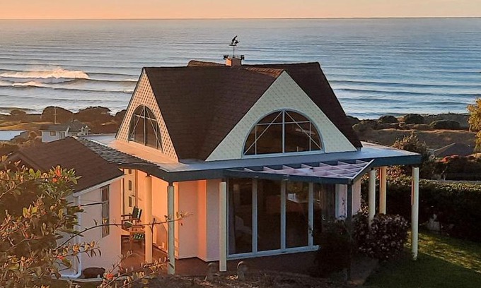 Okitu Apartment | The Quarters Ocean-View Chalet