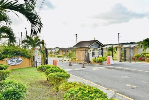Montego Bay Apartment | The Rest Stop Front- 15 mins from MBJ/24hr Security