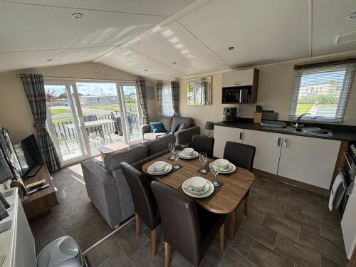 Chapel Saint Leonards Apartment | The Retreat 30, pet friendly & WiFi - Golden Palm Resort - Meadow Lakes Caravan & Lodge Hire