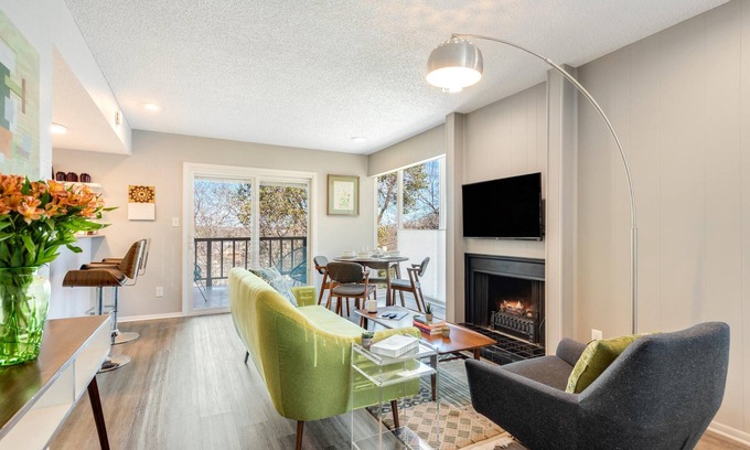 Barton Hills Condo | The Retro: king bed, desk, deck, 2 blks Zilker Park/Barton Springs, @2 mi DT!
