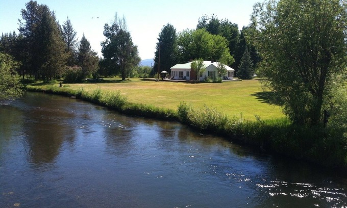 Fort Klamath House | The Riverhouse 4 miles from Crater Lake Park south entrance