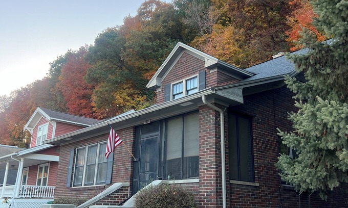 McGregor House | The Riverside Brickhouse- 6 Bedrooms, 2 Bathroom, Riverviews, Grill, AC/Wifi