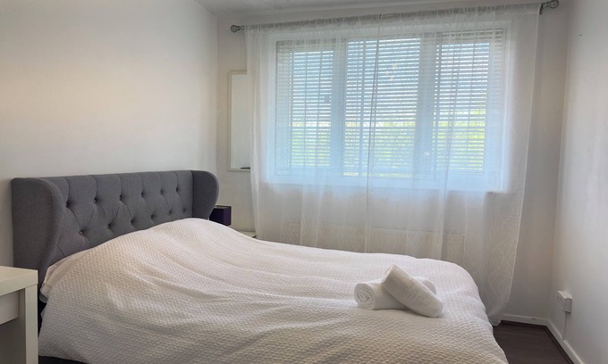 Birmingham City Centre House | The room is furnished with a comfortable bed, desk, and high-speed Wi-Fi